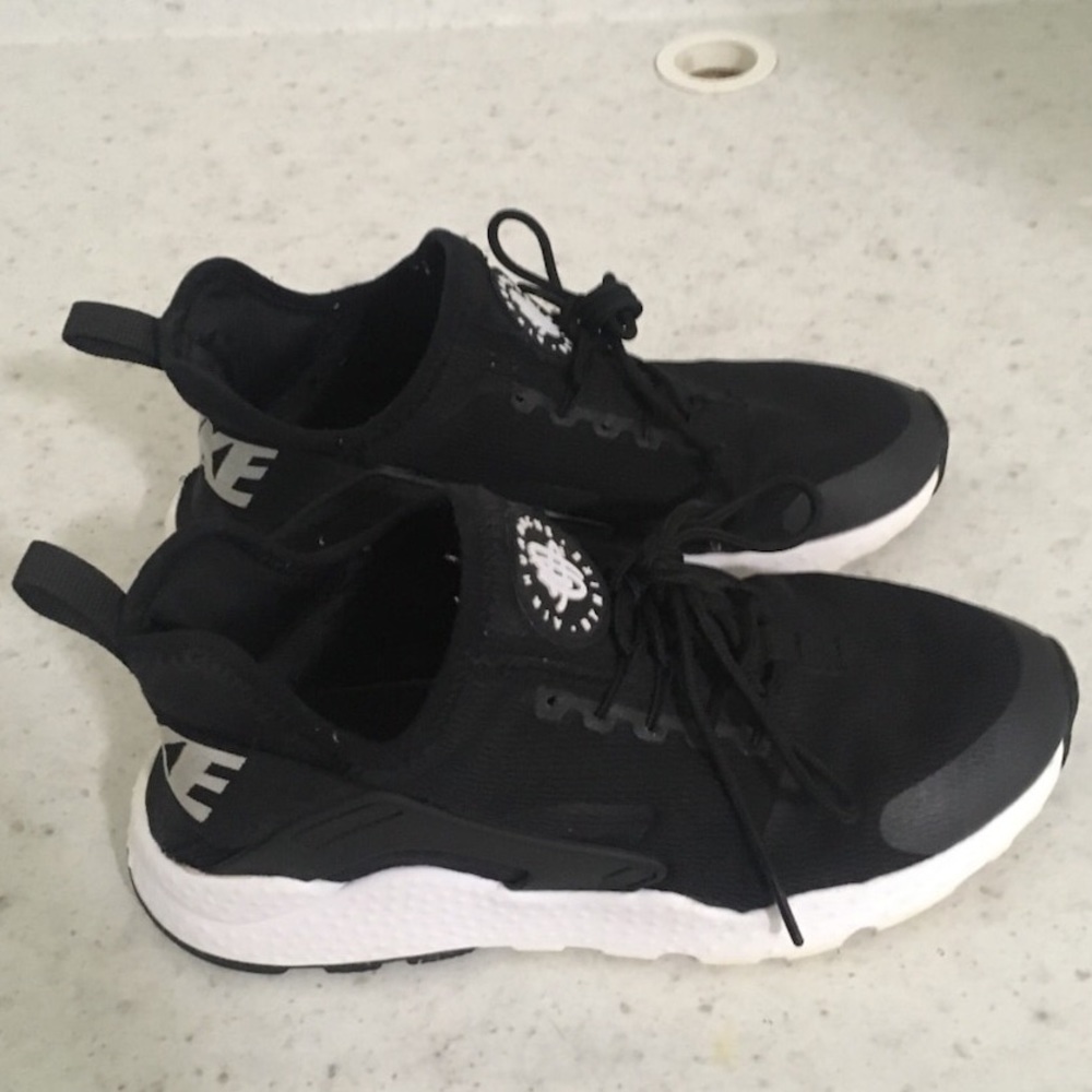 Black and white air nike huaraches